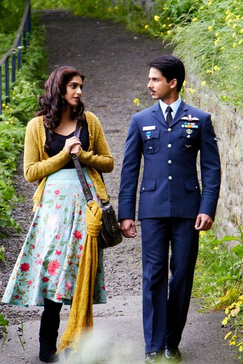 sonam kapoor in mausam Mausam Movie, Bollywood Day In College Ideas, Outfit Ideas College, Bollywood Images, Bollywood Outfits, Shahid Kapoor, Latest Movie, Sonam Kapoor, Indian Movies