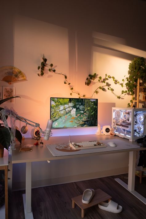 Gamer Room Men, Dreamy Desk Setup, Pretty Pc Setup, Pc Setup Ideas, Desk Set Up Aesthetic, Pc Setup Aesthetic, Girly Gaming Setup, Aesthetic Pc Setup, White Desk Setup