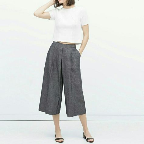 Zara pant (4172) New with tag.  Outer shell 60% viscose 26% linen, 14% polyester. Color Navy blue. Zara Pants Square Pants Outfit, Spring Trousers, Minimal Stil, Culottes Pants, Style Désinvolte Chic, Style Casual Chic, Square Pants, Womens Fashion Casual Spring, Clothing Trends