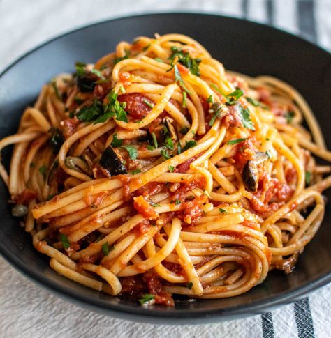 Tomato Linguine, Jarred Vegetables, Puttanesca Recipe, Sushi Bowl Recipe, Alla Puttanesca, Linguine Recipes, Spicy Pasta, Happy Cooking, Drying Pasta