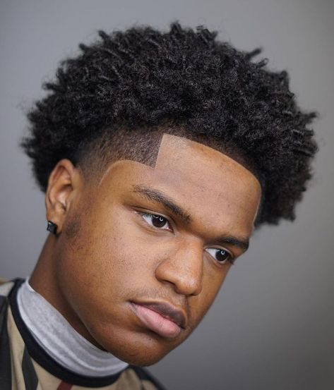 Taper Fade Afro, Afro Hair Fade, Black Man Haircut Fade, Temp Fade Haircut, Taper Fade Short Hair, Waves Hairstyle Men, Fade Haircut Curly Hair, Men Fade Haircut Short, Taper Fade Curly Hair