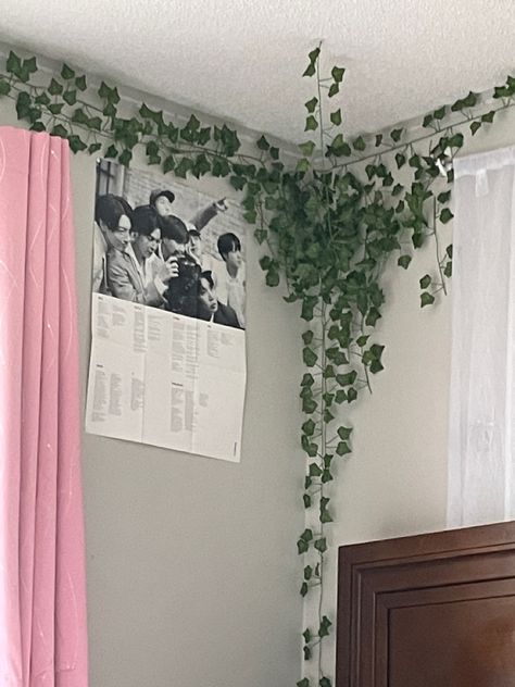 Ceiling Ivy Decor, Fake Vines Decor Bedroom Ceiling Corner, Vine Corner Bedroom, Ivy Ceiling, Bedroom Ivy, Realistic Bedroom, Ivy Decor, Green Curtains Bedroom, Wall Vines