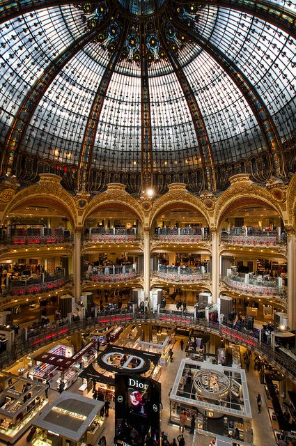 Paris...i can't look at this photo for very long because I imagine being there..and just the thought causes sensory overload.. Galerie Lafayette Paris, Lafayette Paris, Produk Apple, Paris Aesthetic, Paris Shopping, Paris Photo, Galeries Lafayette, Disneyland Paris, Paris Travel