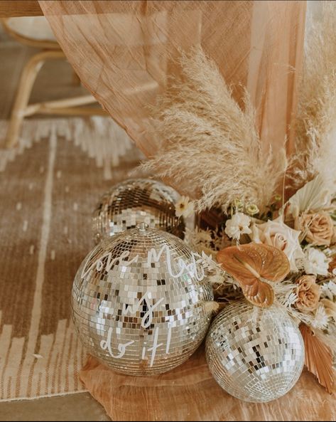 Fall Formal Event Decor, Western Boho Bridal Shower Ideas, Unique Wedding Alter, Bones Wedding, Fairground Wedding, Boho Disco Wedding, Auction Decor, Rice Photo, Alter Ideas