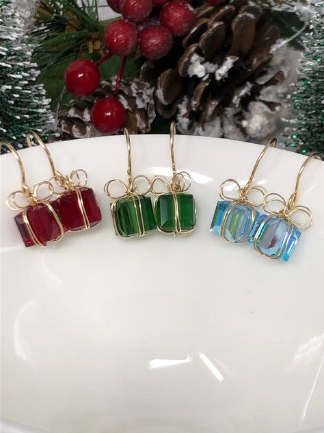 Present Earrings, Christmas Gift Earrings, Christmas Jewelry Diy, Keychain Craft, Christmas Bead, Holiday Earring, Handmade Wire Jewelry, Jewelry Christmas, Earrings Dainty