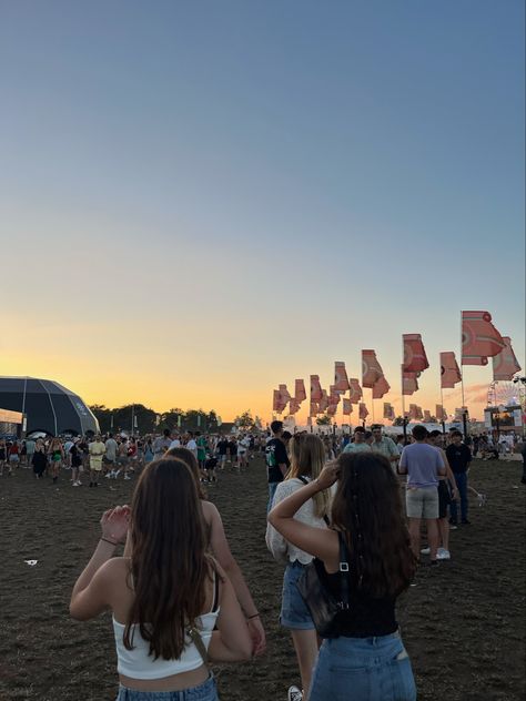 #pukkelpop #festival #sunset #party #friends #aestetic Outdoor Festival Aesthetic, Festival Aesthetic Uk, Festivals Aesthetic, Summer Festival Aesthetic, Festival Marketing, Festival With Friends, Music Festival Aesthetic, Festival Uk, Aesthetic Camping