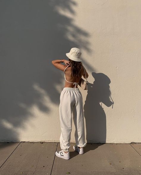 Backless Top Poses, Backless Top Aesthetic, Top Poses, Top Aesthetic, White Sweatpants, Sweatpants Outfit, Backless Top, Summer Fashion Trends, Workout Wear