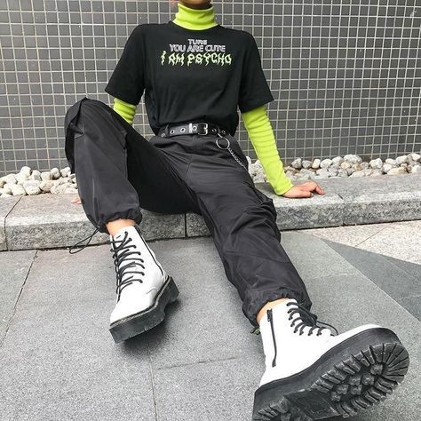 Green Tomboy Outfits, Dark Grunge Aesthetic Outfits, Alternative Grunge Outfits, Green And Black Outfits, T Shirt Over Long Sleeve Outfit, E Girl Fashion, Retro Grunge Outfits, Black T Shirt Outfit, Turtleneck Streetwear