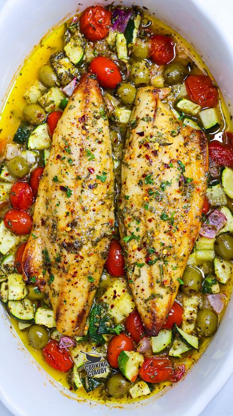 Mediterranean Baked Fish, Baked Mackerel, Mediterranean Fish, Oven Baked Fish, Fish Cooking, Mediterranean Diet Recipes Dinners, Fest Mad, Fish Dinner Recipes, Easy Mediterranean Diet Recipes