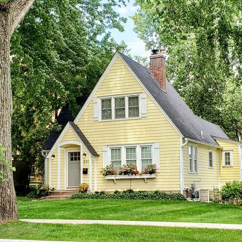 Jennifer Kirby on Instagram: “I need a cottage in my life. One that's yellow or blue. I pray that this 1935 house always remains. The lot is worth more than the house…” Little Cottage House, Cottage Home Exterior, Outdoor House Paint, Yellow House Exterior, Yellow Cottage, Bungalow Exterior, Cottage Style House Plans, Cottage Exterior, Yellow House