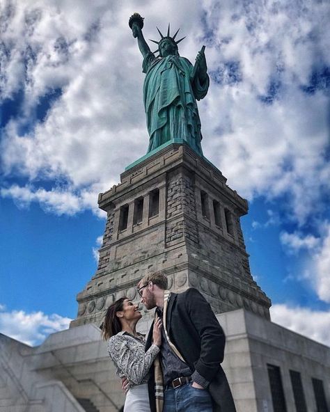 New York Couples Trip, Statue Of Liberty Photoshoot, New York Photo Ideas Couple, Statue Of Liberty Photo Ideas, New York Couple Pictures, In Love In New York, New York Picture Ideas, Nyc Photoshoot Ideas, New York Photo Ideas