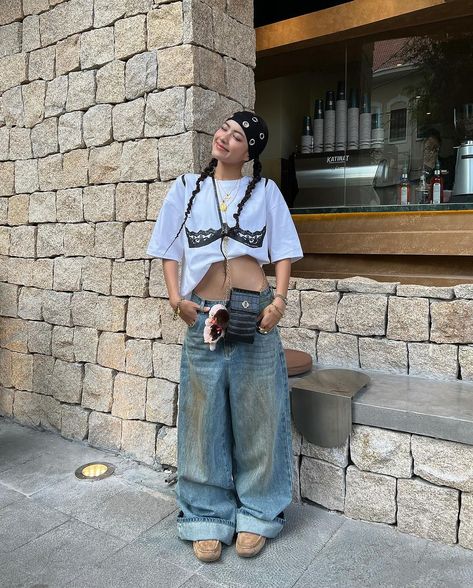 90s Baggy Fashion, Baggy Cuffed Jeans, Y2k Outfits Baggy, Baggy Shirt Outfit, Cuffed Jeans Outfit, Outfits With Baggy Jeans, Runway Fashion Outfits, Berlin Fashion Street, Outfits Baggy