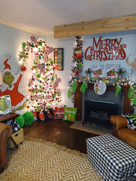 Grinch Christmas House Decorations, Living Room Grinch Decor, Whoville Kitchen Decor, Grinchmas Home Decor, Whoville Christmas Mantle, Grinch Decorated House, Grinch Themed Living Room, Grinch Apartment Decor, Grinch Home Decor Christmas Decorations