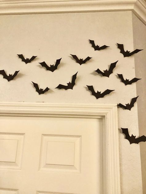 Autumn Room Decor, Festa Hotel Transylvania, Fun Diy Halloween Decorations, Paper Bat, Halloween Bat Decorations, Paper Wall Decor, Bat Wall, Casa Halloween, Bats Halloween