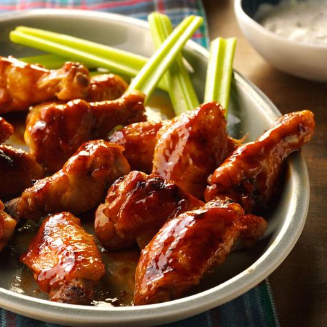 Sriracha Chicken Wings, Glazed Chicken Wings, Sriracha Chicken, Honey Bbq, Wings Recipe, Baked Chicken Wings, Glazed Chicken, Barbecue Chicken, Chicken Wing Recipes