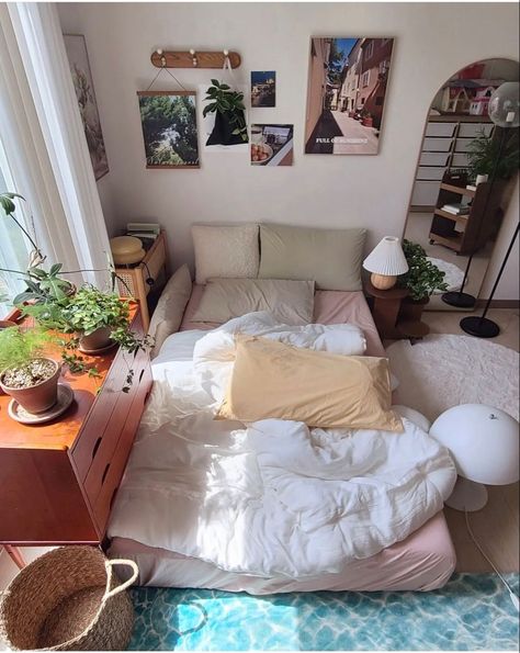 Korean Floor Bed, Aesthetic Mattress On Floor, Sleeping On The Floor Aesthetic, Bed Without Frame On Floor, Mattress On Floor Aesthetic, Bedroom Without Bed Frame, Bedroom Ideas Without Bed, Matress Ideas Floor, Aesthetic Mattress