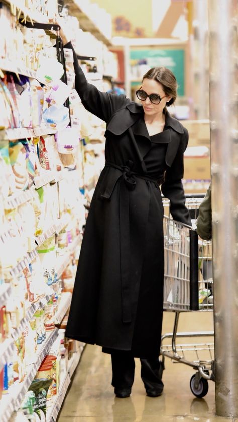 Angelina Jolie  - chichest shopper ever.  All black outfit - long, trench, wida pants, oversize sunglasses. Angelina Jolie Style, Black Trench Coat, Parisienne Chic, Trench Coat Outfit, Trench Coat Black, Coat Outfits, All Black Outfit, Fashion Tips For Women, Doja Cat