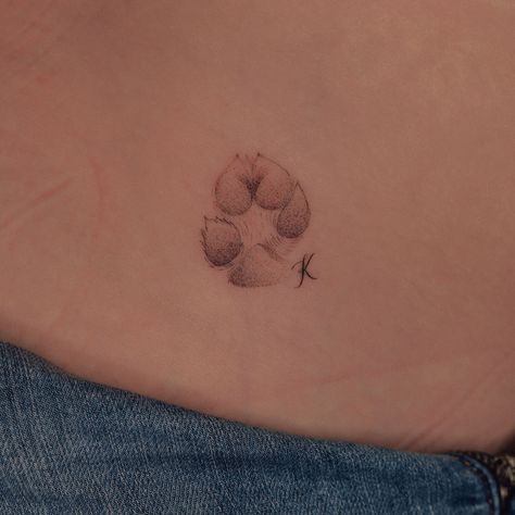 Fineline Dog Paw Tattoo, White Paw Print Tattoo, Small Dog Paw Print Tattoo Ideas, Pug Paw Tattoo, Small Dog Tattoo Paw Prints, Dainty Paw Print Tattoo, Dog Tattoo Paw, Small Dog Paw Tattoo, Koda Tattoo