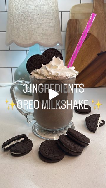 Paloma Medeiros on Instagram: "3 INGREDIENTS THICK OREO MILKSHAKE 🥛🍪❤️ This milkshake is so thick and creamy, it’s so quick and easy to make with just 3 Ingredients, and it’s perfect for everyday 🤌🏼🫶🏼 ✨Follow me for more easy and delicious recipes ✨Share this recipe with all your family and friends! 🥛🍪All you need is: - 400 g. Vanilla Ice cream (softened) - 6 Oreos - 80 ml milk (any) ✨Make2-4 glasses. ENJOY!!! #desserts #dessert #dessertsideas #oreo #oreos #oreomilkshake #oreomilkshakes #icecream #icecreamlover #milkshakes #easyrecipeideas #easyrecipesforkids #starbuckscopycatrecipe #simpledrinkideas #valentines #valentine #howtoorderstarbucks" Cookies N Cream Milkshake Recipe, How To Make A Oreo Milkshake, Milkshake Cookies And Cream, Things To Make With Vanilla Ice Cream, How To Make Oreo Milkshake, Oreo Milkshake Recipe Without Ice Cream, Easy Milkshake Recipe 3 Ingredients, How To Make Oreo Ice Cream, Easy Milkshake Recipe Without Ice Cream