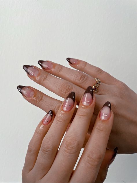 Cute Brown French Tip Nails, Brown French Tip Nails, Brown French Tip, Pink Bling Nails, Clear Glitter Nails, Gem Nail Designs, Nails Rhinestones, Brown Nail Art, Summer Nail Art Designs