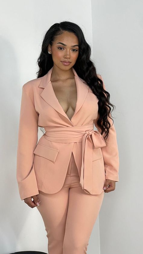 Peach Suits Women, Graduation Style Outfits, Peach Outfit Ideas, Graduation Suits For Women, Peach Outfits, Grad Fits, Graduation Outfit Ideas University, Peach Suit, Graduation Ceremony Outfit