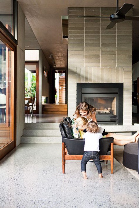 Two architects building a home together – it could have spelled disaster for the… Sarah Ellison, Smooth Concrete, Concrete Flooring, Hus Inspiration, Eco House, Polished Concrete, Eco Friendly House, Mid Century Modern House, Fireplace Design