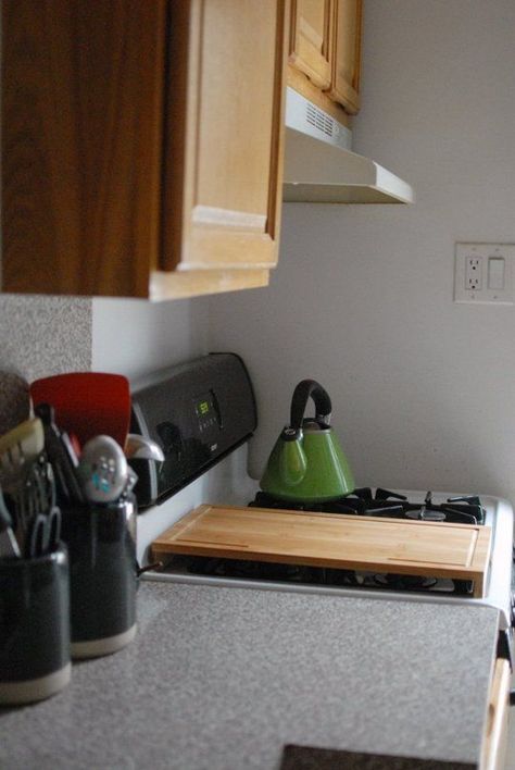 Really good ideas (like them all!): Pimp My Small Kitchen: 10 Cheap, Renter-Friendly Improvements Diy Home Decor For Apartments, Apartment Hacks, Rental Kitchen, Ikea Kids, Budget Apartment, Apartment Budget, Apartment Life, Tiny Apartment, Budget Diy