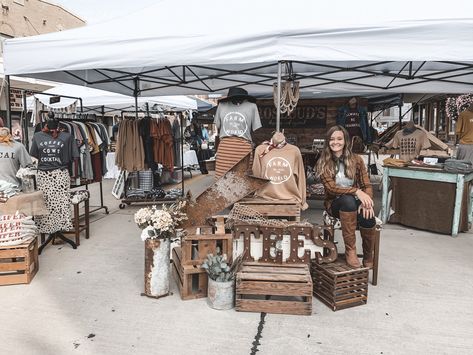 Pop Up Shop Display Ideas, Pop Up Shop Display, Shop Display Ideas, Clothing Booth Display, Pop Up Boutique, Vintage Market Booth, Boutique Store Displays, Vendor Booth Display, Flea Market Booth