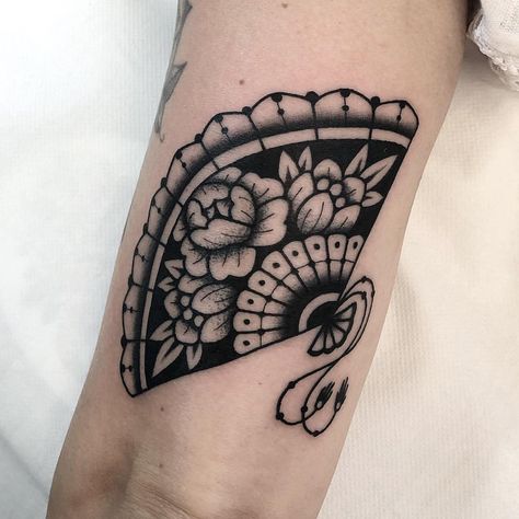 At @soulshoptattoorimini grazie Daniela :)) American Traditional Tattoos Black, Traditional Tattoos Black, Traditonal Tattoo, New School Tattoos, Traditional Black Tattoo, Interesting Tattoos, American Traditional Tattoos, Traditional Tattoo Flowers, Traditional Style Tattoo