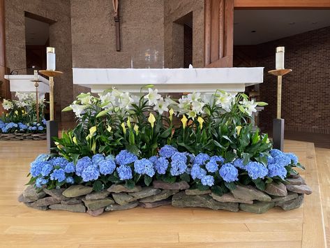 Easter Sunday Altar Decorations, Easter Altar Flower Arrangements, Catholic Easter Altar Decorations, Easter Lily Arrangement For Church, Easter Church Decor, Church Decorations Ideas, Easter Altar Decorations, Easter Church Flowers, Lent Decorations For Church