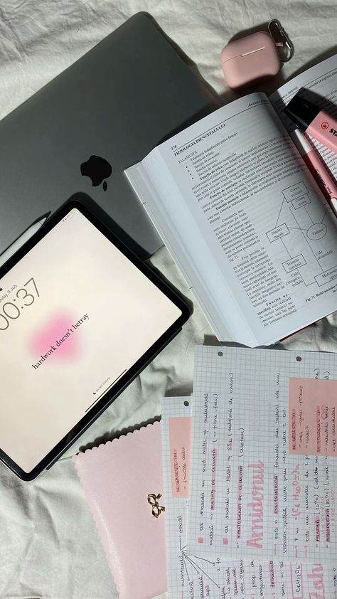 Girly Student Aesthetic, Study With Ipad Aesthetic, Study Girls Aesthetic, Ipad Girl Aesthetic, Ipad School Aesthetic, Pink Studying Aesthetic, Uni Aesthetic Study, Study Aesthetic Pink, Ipad Studying