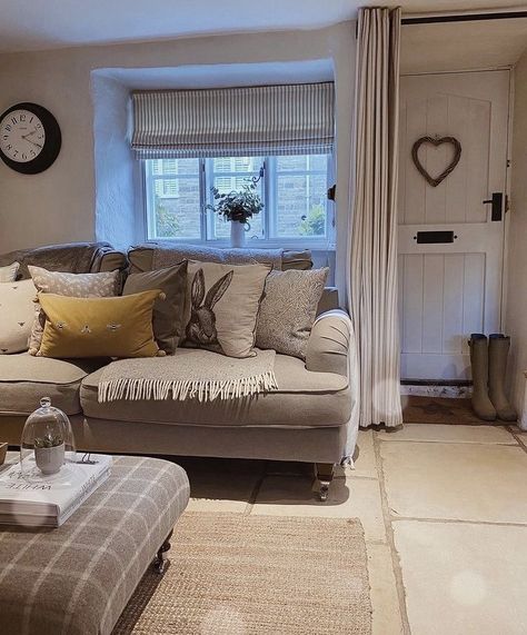 Cosy Cottage Living Room, Small Cottage Living Room, Country Lounge, Cosy Bedrooms, Country Cottage Living Room, Cottage Lounge, Cottage House Interior, Country Cottage Living, Country Cottage Interiors