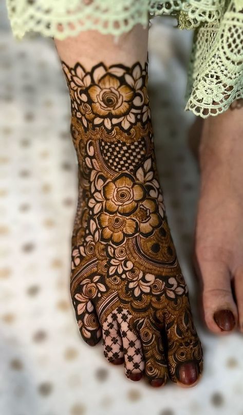 Foot Mehandi Designs Bridal, Leg Mehendi Design Bridal, Feet Mehendi Design Simple, Bridal Khafif Mehndi Designs, Legs Bridal Mehndi Designs, Bridal Mehndi Legs Design, Bridal Mehndi Designs Leg, Mehendi Designs For Legs Bridal, Bridal Mehndi Designs Foot