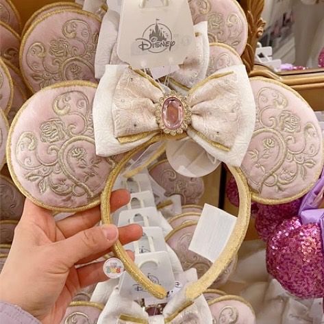 𝐔𝐒𝐒𝐡𝐨𝐩𝐩𝐢𝐧𝐠𝐒𝐎𝐒 𝐒𝐡𝐨𝐩𝐩𝐢𝐧𝐠 𝐒𝐞𝐫𝐯𝐢𝐜𝐞 (@usshoppingsos) • Instagram photos and videos Disneyland Merchandise, Disney Winter, Shanghai Disney Resort, Princess Collection, Winter Magic, Disney Resort, Disney Style, Random Things, Shanghai