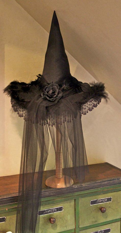 Halloween Decorating Tutorial! I am going to try make this for the witches ball in hudson ma! Matches perfectly with my gown! Diy Halloween Dekoration, Witches Night Out, Casa Halloween, Witch Costumes, Halloween Witch Hat, Vintage Halloween Decorations, Halloween Decorating, Halloween Hats, Halloween Vintage