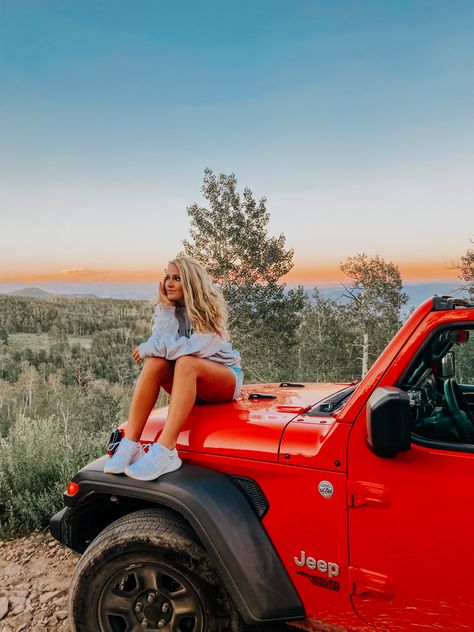 Photos With Jeep Wrangler, Jeep Photo Shoot Ideas, Jeep Wrangler Photoshoot Ideas, Fall Jeep Photoshoot, Senior Picture Ideas Jeep, Cute Jeep Pictures, Jeep Beach Pictures, June Photoshoot Ideas, Jeep Senior Pictures