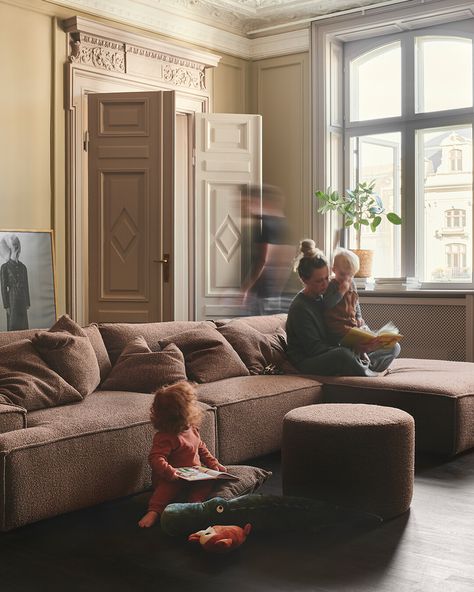 SOFACOMPANY op Instagram: "Our Daphne sofa brings the whole family together for movie nights, game sessions, and everything in between 🤎 Plus, Daphne is a great…" Rust Couch Living Room, Rust Sofa Living Room, Rust Couch, Room Boys, Corner Couch, 3 Piece Sofa, Sofa Company, U Shaped Sofa, Modul Sofa