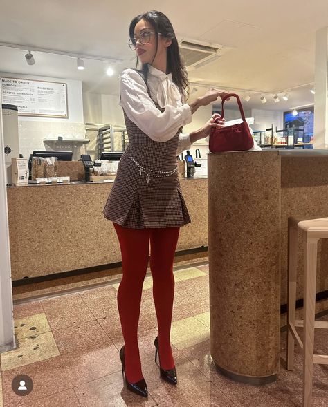 Red Tights Outfit, Colored Tights Outfit, Corporate Baddie, Red Tights, Colored Tights, Cindy Kimberly, Mode Chic, Tights Outfit, Lookbook Outfits