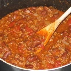 If you want a good, basic chili recipe, this is it. No odd vegetables, or secret ingredients, just ground beef, tomatoes, red kidney beans, and the usual spices. Simple and delicious. Basic Chili Recipe, Basic Chili, Chile Recipe, Bean Chilli, Recipes Chili, Recipe Lunch, Boilermaker, Chilli Recipes, Stewed Tomatoes