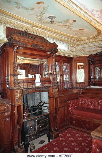 Interior of a traditional horse drawn gypsy caravan - Stock Image Caravan Renovation, Kombi Home, Trailer Interior, Caravan Interior, Victorian Interiors, Interior Pictures, Rv Living, Vintage Camper, Tiny Living