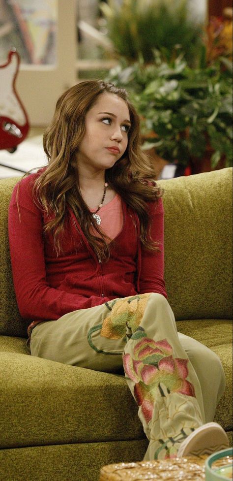 Hannah Montana Miley Stewart Outfits, Hannah Montana Characters, Hanna Montana Outfits 2000, Miley Stewart Aesthetic, Miley Stewart Outfits, Miley Cyrus 2000s, Hannah Montana Tv Show, Hannah Montana Show, Miley Cyrus Hannah Montana