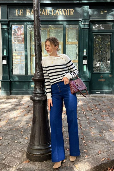 @elodieromy is wearing Sézane Trudy striped sweater and navy blue and wide leg trousers in Paris. Styled with her own leather top handle bag and boots to create the perfect back-to-work fall outfit. What To Wear With Flare Jeans, How To Style Flares, Wide Leg Trousers Outfit, Style Flare Jeans, Striped Sweater Outfit, Navy Trousers, Blue Flare Jeans, Jumper Outfit, Pullover Outfit