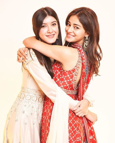 Sisters Photography Poses, Marriage Poses, Bridesmaid Poses, Sisters Photoshoot Poses, Bridesmaid Photoshoot, Sister Photography, Ananya Pandey, Sister Poses, Ananya Panday