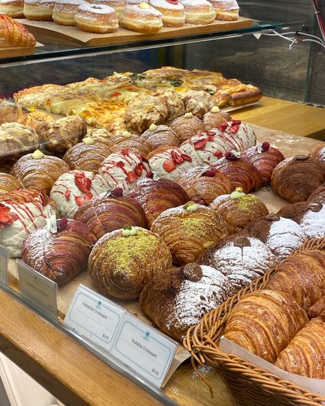 Pretty Pastries Aesthetic, Fresh Pastries Aesthetic, Aesthetic Pastries Pictures, Cafe Pastry Aesthetic, Cafe Treats Aesthetic, Bakery Pastries Aesthetic, Pastry Cafe Aesthetic, Paris Pastries Aesthetic, Chocolate Pastry Aesthetic