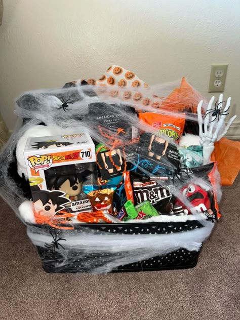 Creative Ideas For Boyfriend Gift, Boo Basket Guys, Spooky Bf Basket, Boy Spooky Basket Ideas, Spooky Basket Decoration, Boo Basket Idea For Boyfriend, October Basket For Boyfriend, Boo Basket Inspo For Bf, Boo Basket For Boyfriend Ideas