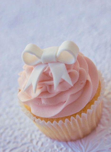 Bow Cupcakes, Fondant Bow, Bag Painting, Baby Cupcake, Girl Cupcakes, Pink Frosting, Sweet Cupcakes, Shower Cupcakes, Baby Shower Cupcakes