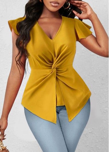 Top Styles For Ladies, Corporate Tops, Beautiful Blouses For Women, Twist Short, Classy Blouses, Stylish Tops For Women, Blouse Back Neck Designs, Women Blouses Fashion, Elegant Dresses Classy