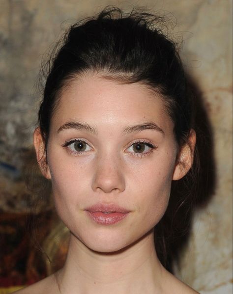 Àstrid Bergès-Frisbey • No-makeup look Woman Face No Makeup, Bare Face No Makeup, Woman With No Makeup, No Makeup Bare Face, No Makeup Face Natural, No Makeup Models, Natural Beauty No Makeup, No Makeup Women, People No Makeup