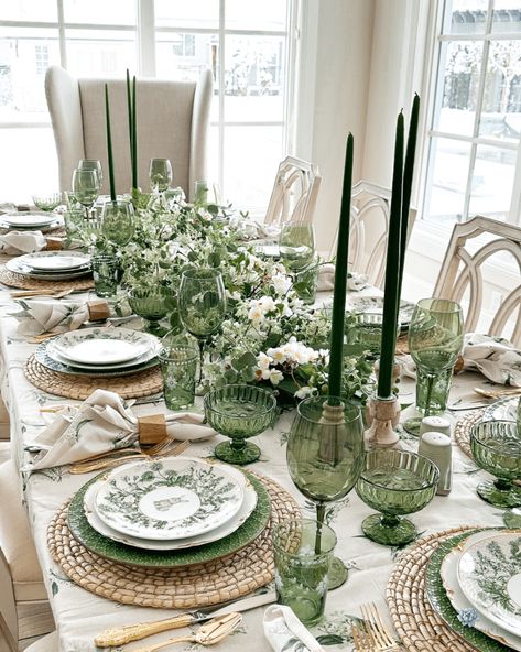 Green Table Settings, Deco Champetre, تصميم داخلي فاخر, Tafel Decor, Easter Tablescapes, Spring Tablescapes, Dinner Table Setting, Table Setting Decor, Dinner Table Decor