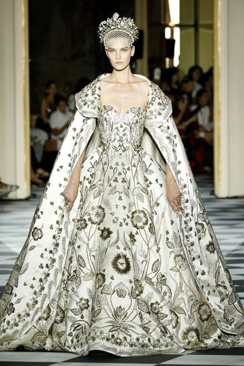 Zuhair Murad is inspired by imperial Russia for this haute couture gown in white and silver one of the highlights from Paris Haute Couture 2018.  Best Fashion week runway photos for fashion.luxury. #fashion #luxuryfashion #hautecouture #ParisFashion #dotluxury #ZuhairMurad #Murad Medieval Fashion Runway, Fantasy Haute Couture, Zuhair Murad Haute Couture, Haute Couture Looks, Haute Couture Gowns, Collection Couture, Paris Haute Couture, 파티 드레스, Fantasy Dresses